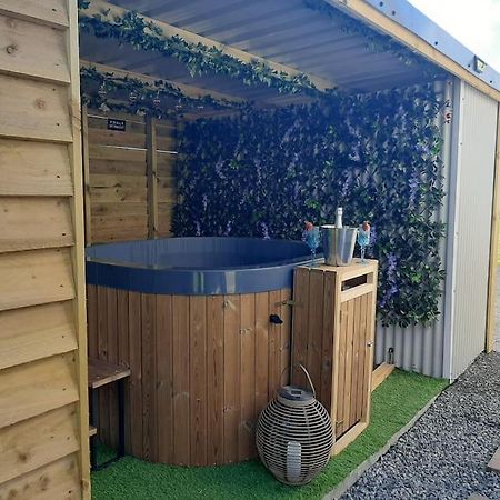Anglesey New Modern Shepherds Hut With Spa Hot Tub Gwalchmai Exteriér fotografie