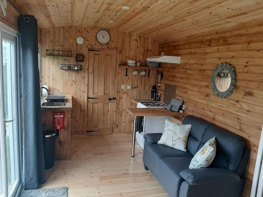 Anglesey New Modern Shepherds Hut With Spa Hot Tub Gwalchmai Exteriér fotografie