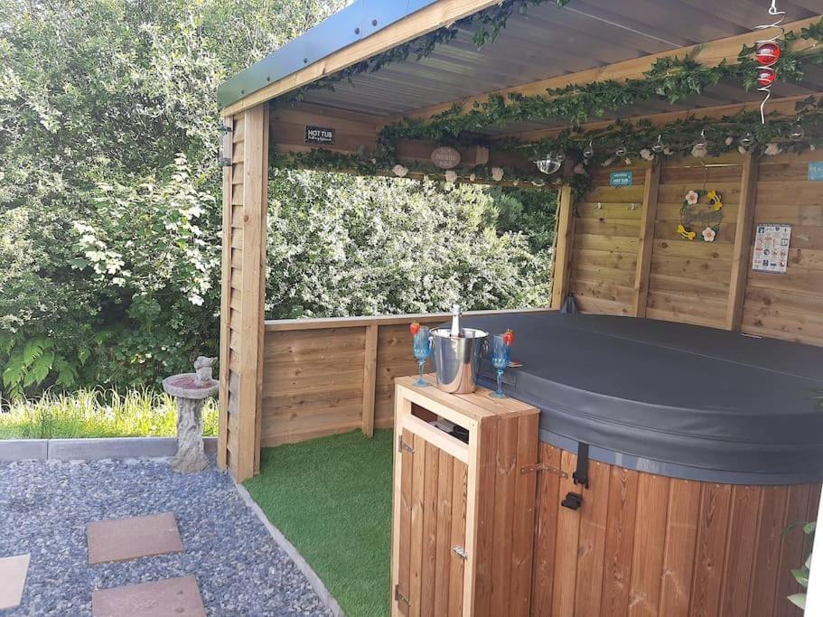 Anglesey New Modern Shepherds Hut With Spa Hot Tub Gwalchmai Exteriér fotografie