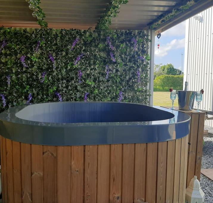 Anglesey New Modern Shepherds Hut With Spa Hot Tub Gwalchmai Exteriér fotografie