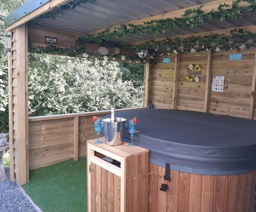 Anglesey New Modern Shepherds Hut With Spa Hot Tub Gwalchmai Exteriér fotografie