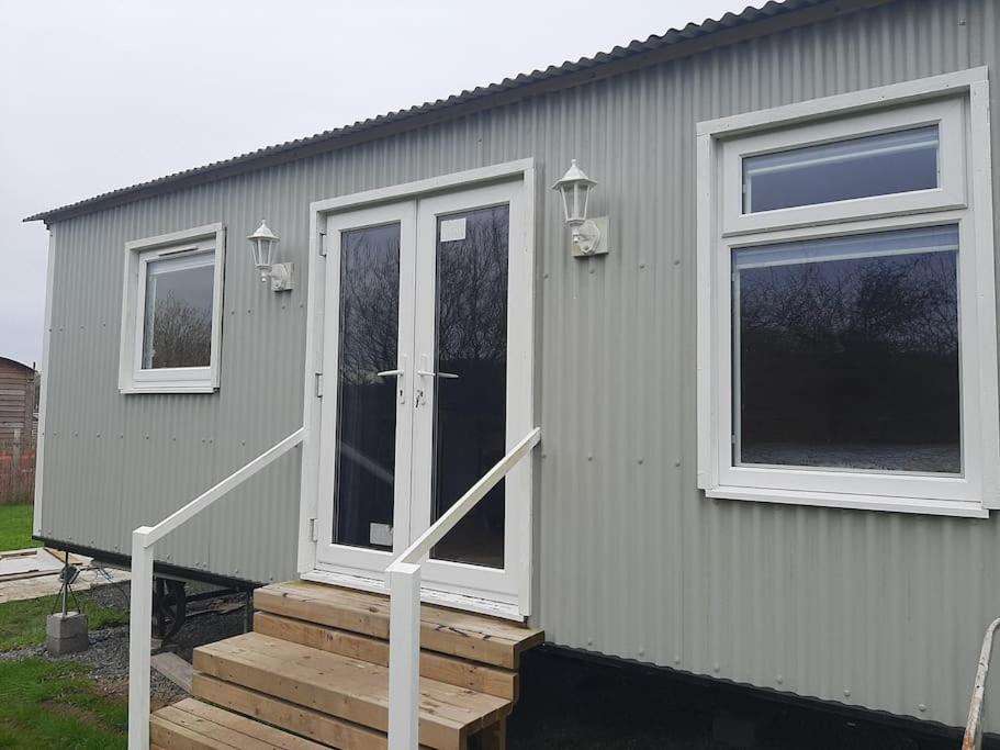 Anglesey New Modern Shepherds Hut With Spa Hot Tub Gwalchmai Exteriér fotografie