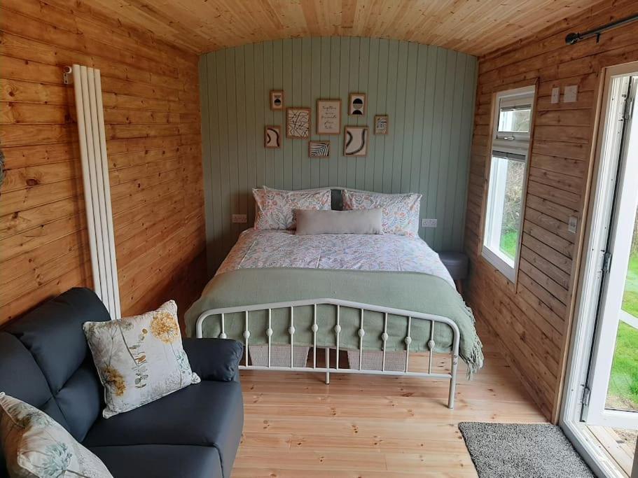Anglesey New Modern Shepherds Hut With Spa Hot Tub Gwalchmai Exteriér fotografie