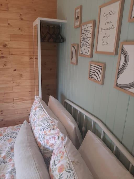 Anglesey New Modern Shepherds Hut With Spa Hot Tub Gwalchmai Exteriér fotografie