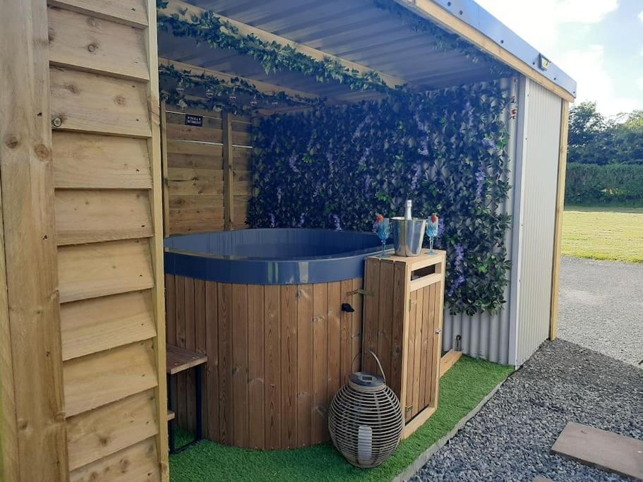 Anglesey New Modern Shepherds Hut With Spa Hot Tub Gwalchmai Exteriér fotografie