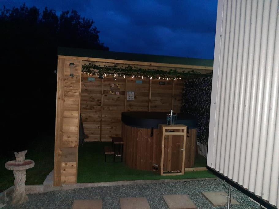 Anglesey New Modern Shepherds Hut With Spa Hot Tub Gwalchmai Exteriér fotografie