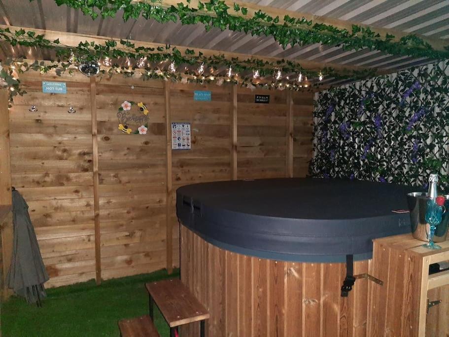 Anglesey New Modern Shepherds Hut With Spa Hot Tub Gwalchmai Exteriér fotografie