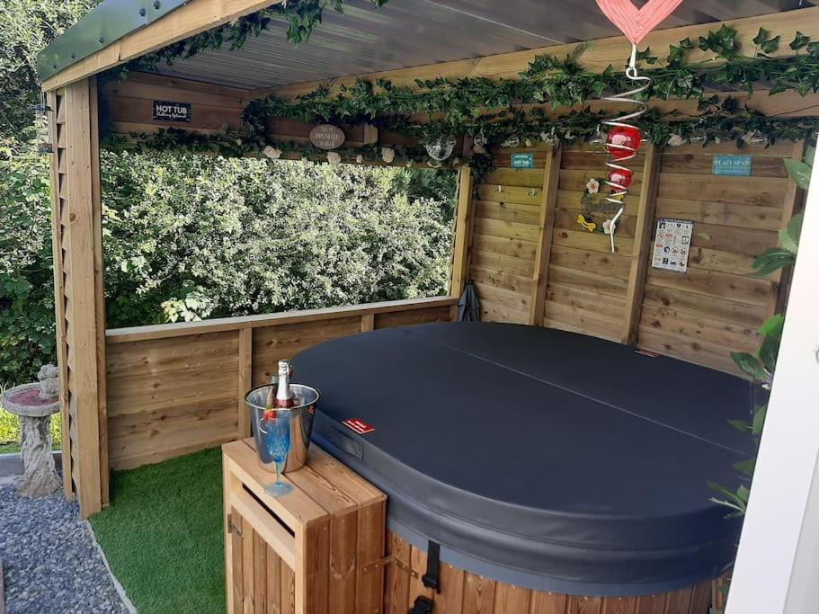 Anglesey New Modern Shepherds Hut With Spa Hot Tub Gwalchmai Exteriér fotografie