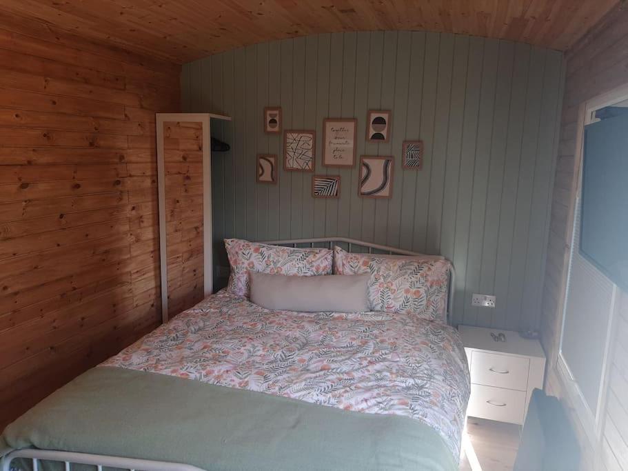 Anglesey New Modern Shepherds Hut With Spa Hot Tub Gwalchmai Exteriér fotografie