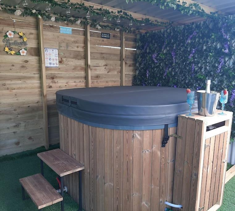 Anglesey New Modern Shepherds Hut With Spa Hot Tub Gwalchmai Exteriér fotografie