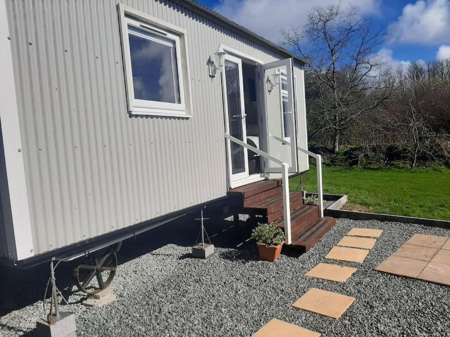 Anglesey New Modern Shepherds Hut With Spa Hot Tub Gwalchmai Exteriér fotografie