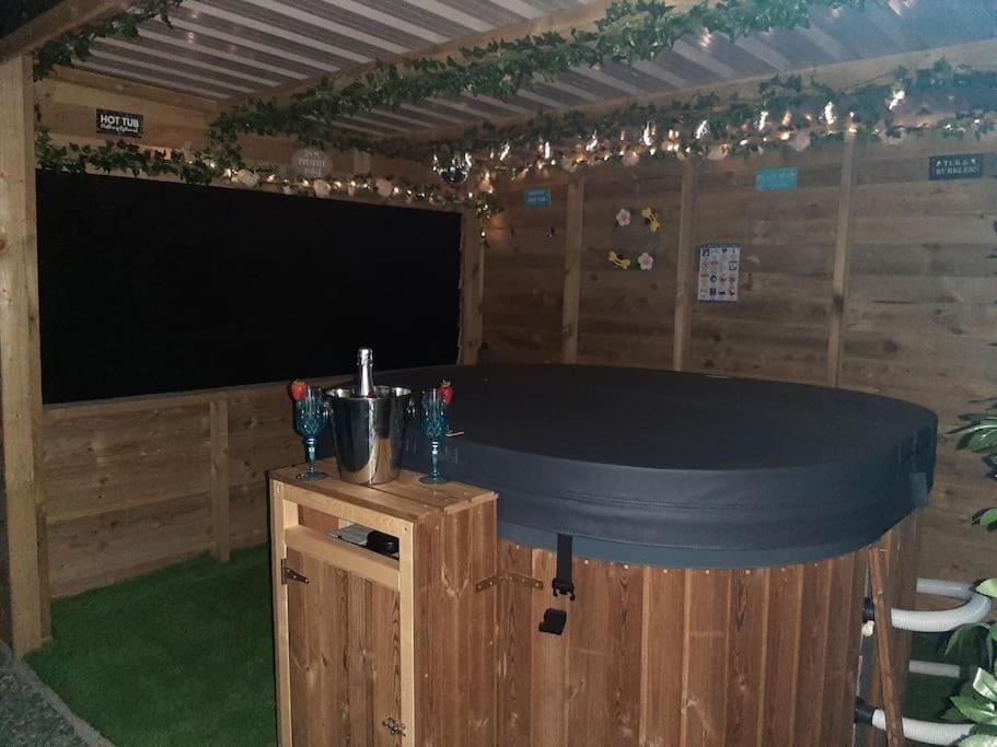 Anglesey New Modern Shepherds Hut With Spa Hot Tub Gwalchmai Exteriér fotografie